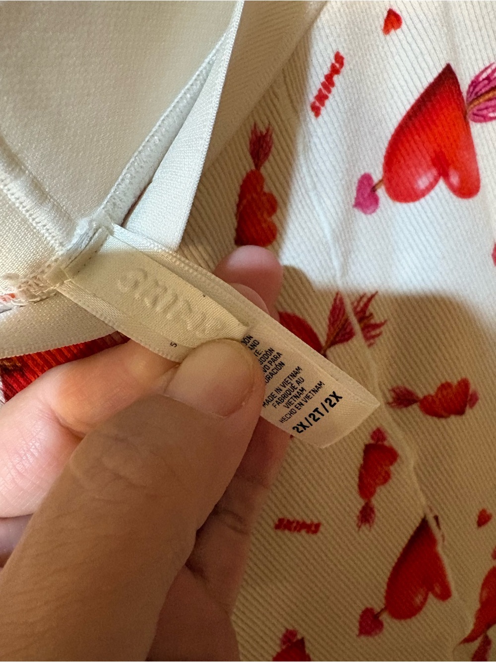 SKIMS Heart Print Cream Leggings with Red Hearts - Picture 4 of 5